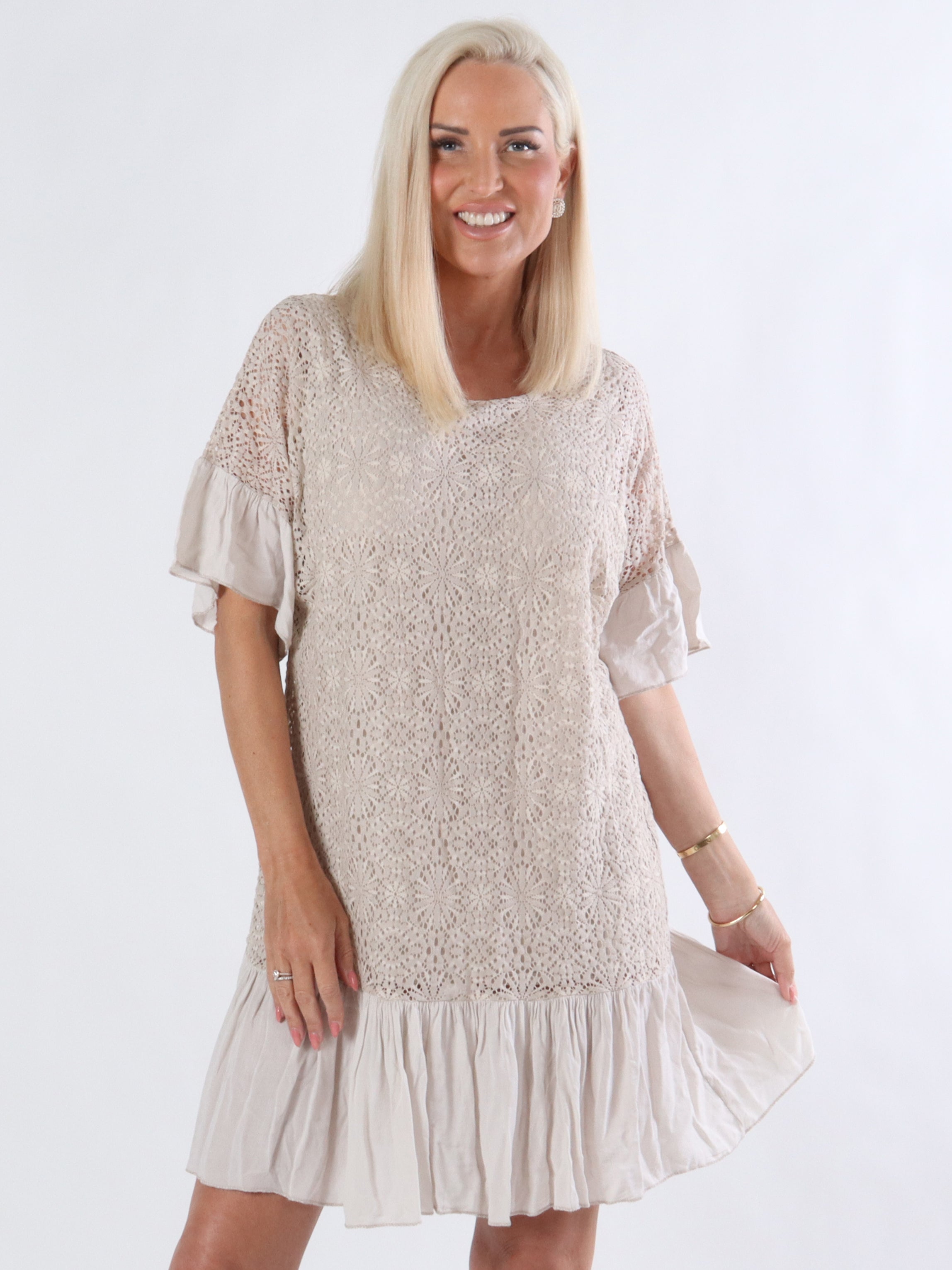 Lilly - Klänning med spets och söta tofsar